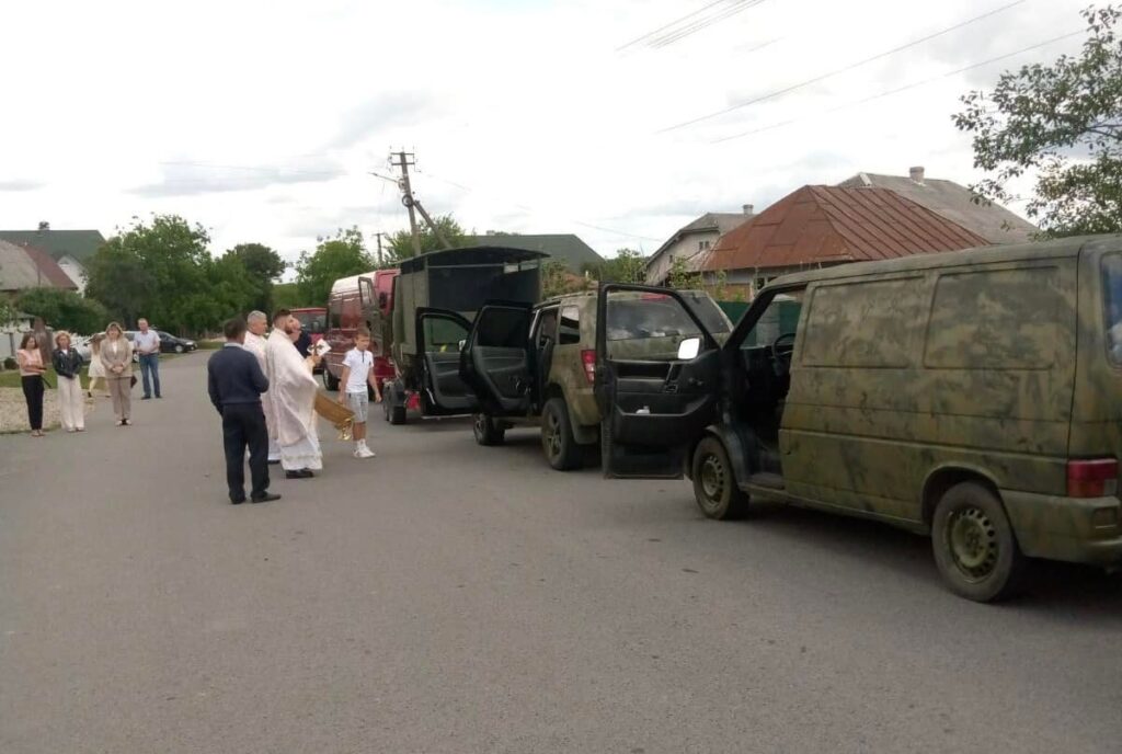 Калущина передала три автівки на передову