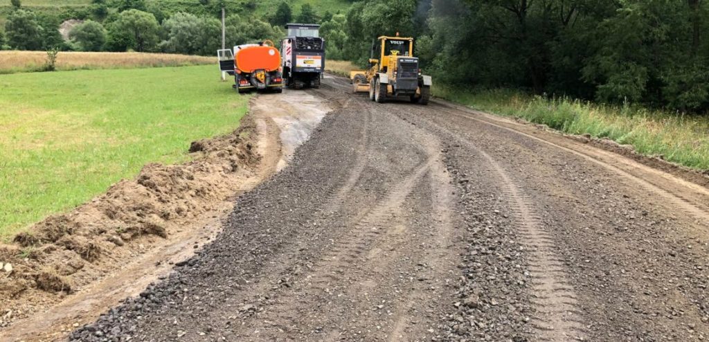 В Делятинській громаді розпочали ремонт дороги до Білих Ославів та Чорного Потоку