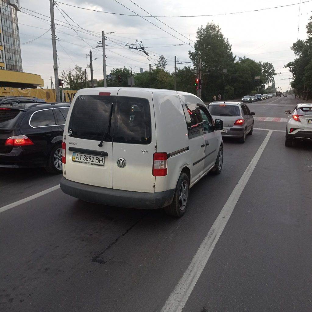 "Тебе взагалі не має бути на дорозі" - у Франківську неадекватний водій накинувся на велосипедиста, який рухався по краю правої смуги руху