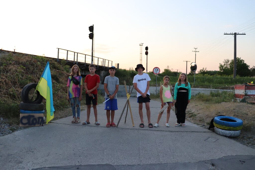 Скажи "паляниця": в передмісті Івано-Франківська діти збудували імпровізований блок-пост та збирають кошти на ЗСУ