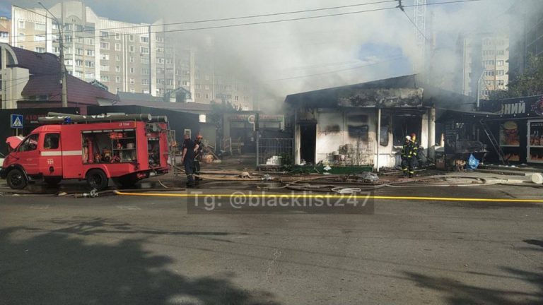 У мікрорайоні Пасічна на ринку трапилась масштабна пожежа