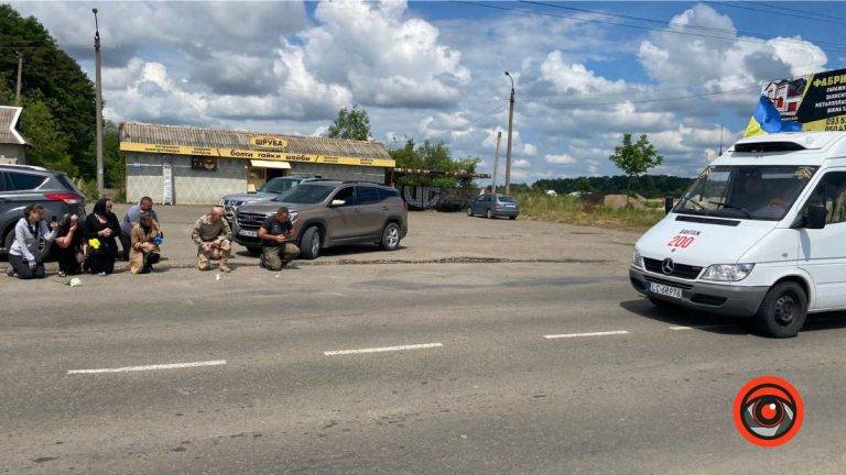 Коломияни живим коридором зустріли полеглого захисника Володимира Бобика