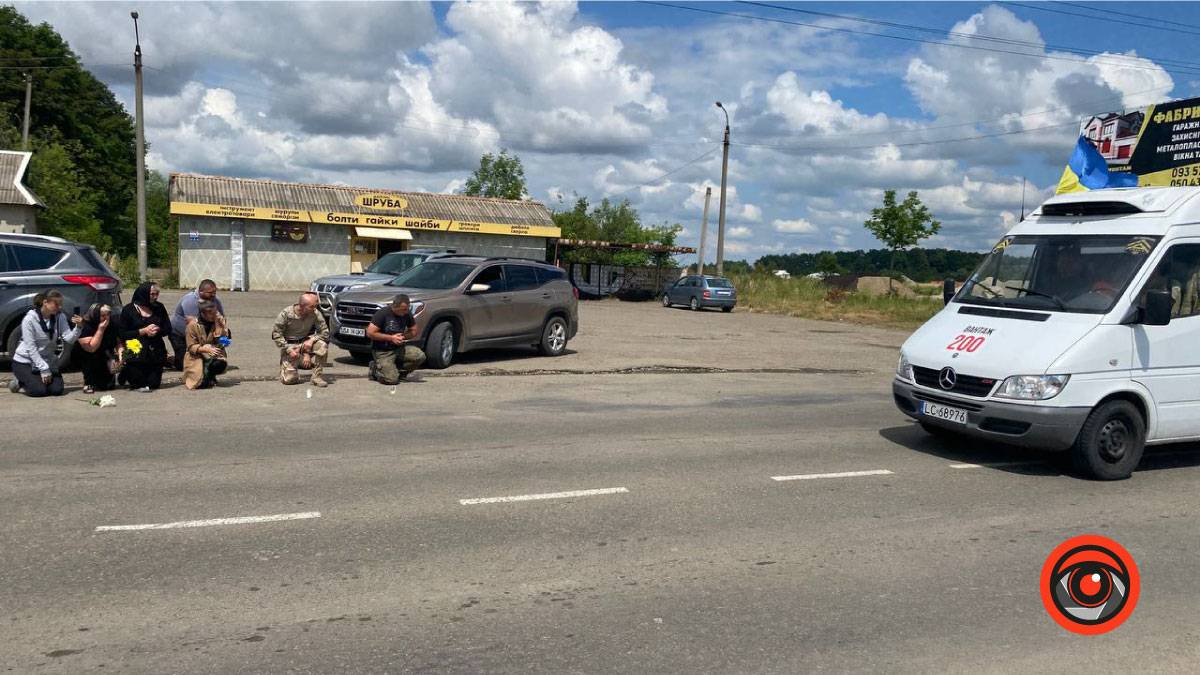 Коломияни живим коридором зустріли полеглого захисника Володимира Бобика