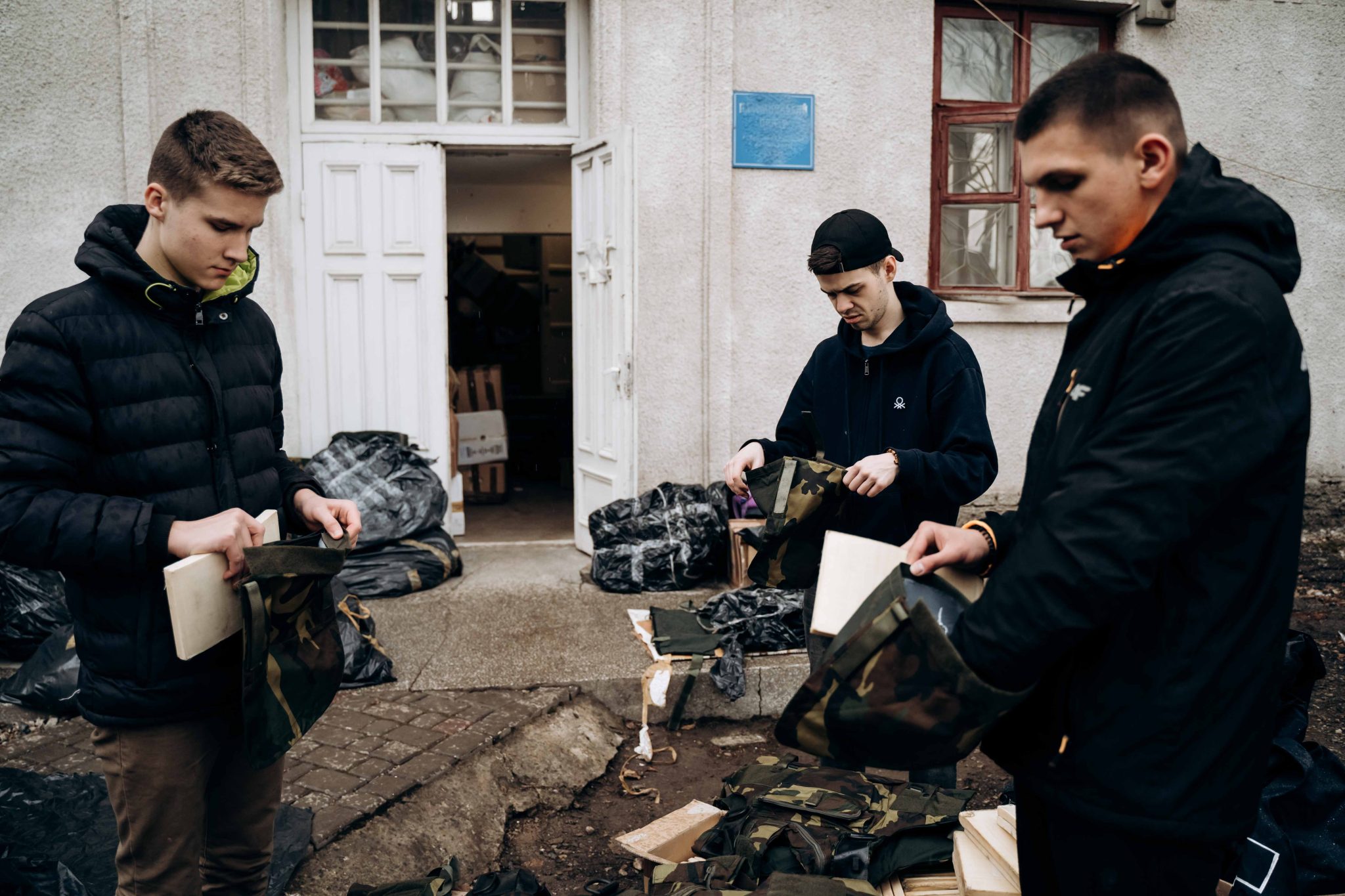 Франківські священники передали українським військовим понад 500 італійських бронежилетів