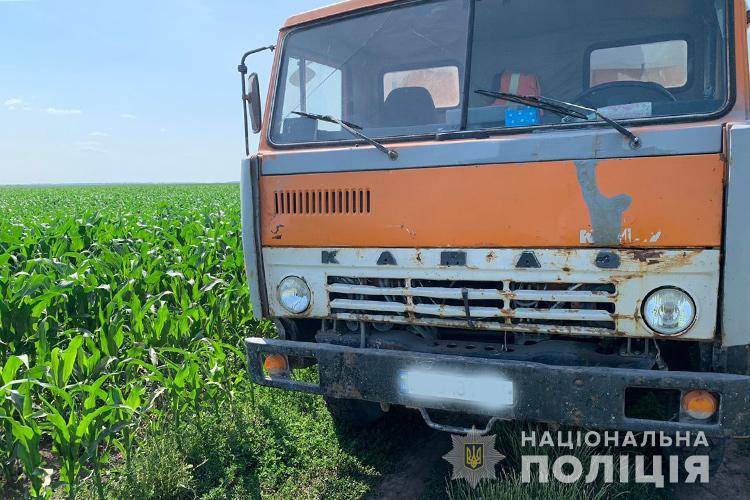 Прикарпатець, який лежав на дорозі, опинився під колесами у "КамАЗа"