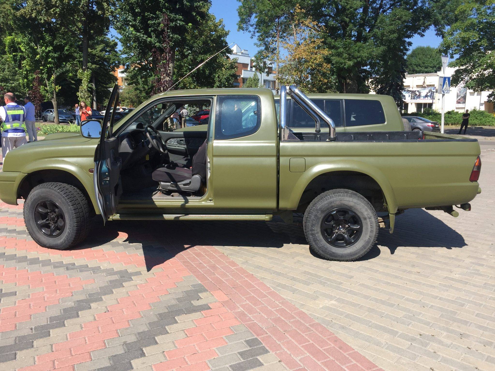 Як волонтери з Івано-Франківська постачають позашляховики для ЗСУ