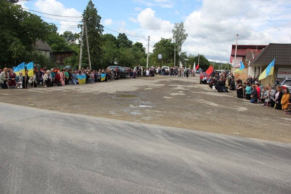Сотні прикарпатців на колінах зустріли тіло загиблого Героя,загинув на війні,Богдан Янишин
