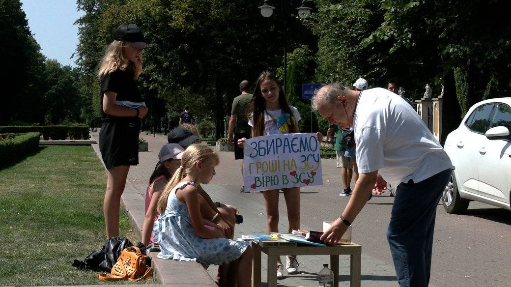 У Івано-Франківську шестеро школярок вторгували 8 тис. грн для ЗСУ