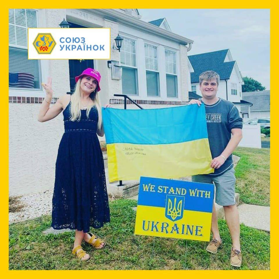 Подружжя зі США придбало прапор України з підписом фронтмена Kalush Orchestra