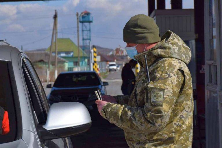 Чи можуть виїхати за кордон чоловіки, на утриманні яких є троє дітей: відповідь ДПСУ