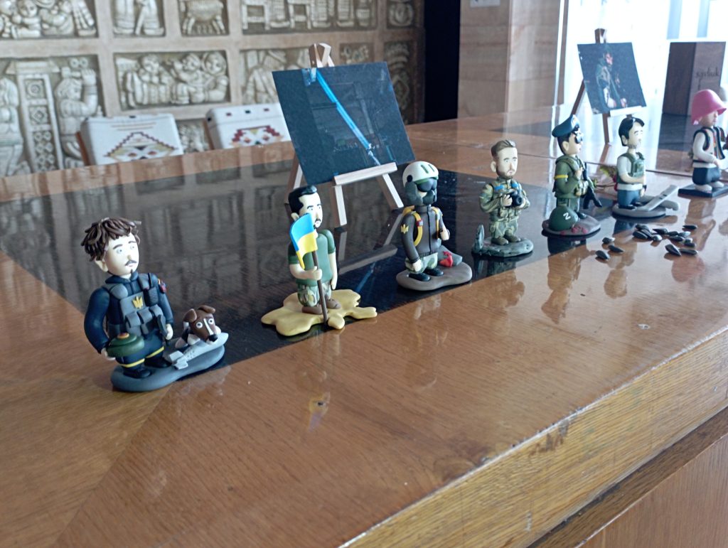 У Івано-Франківську презентували патріотичну серію мініатюр «Воїни світла»