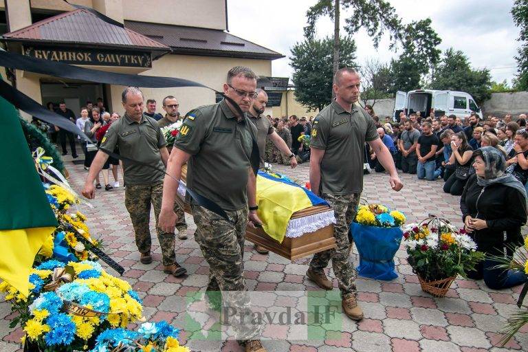 У Франківську на колінах попрощалися з Героєм Михайлом Неспяком