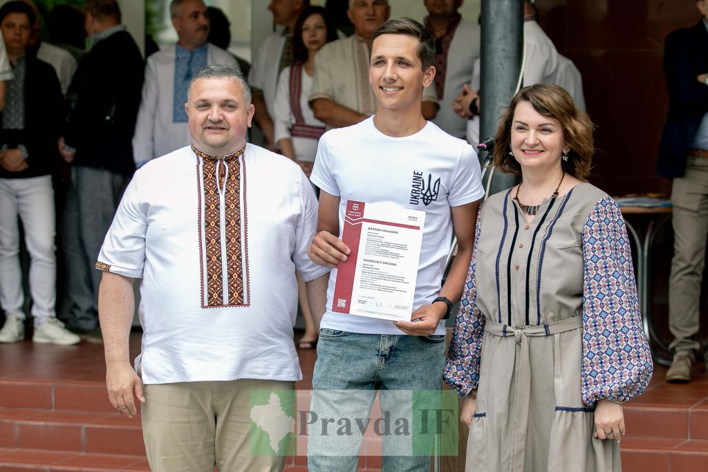 вручення дипломів університет короля данила,Вручення дипломів УКД 2022,випускники університету короля данила