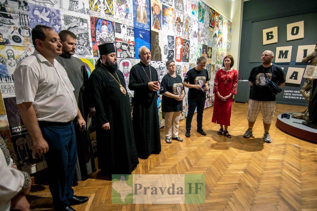 У Франківську відкрили арт проєкт,Відкриття арт проєкту Бог між нами! Переможемо разом!,франківський краєзнавчий музей