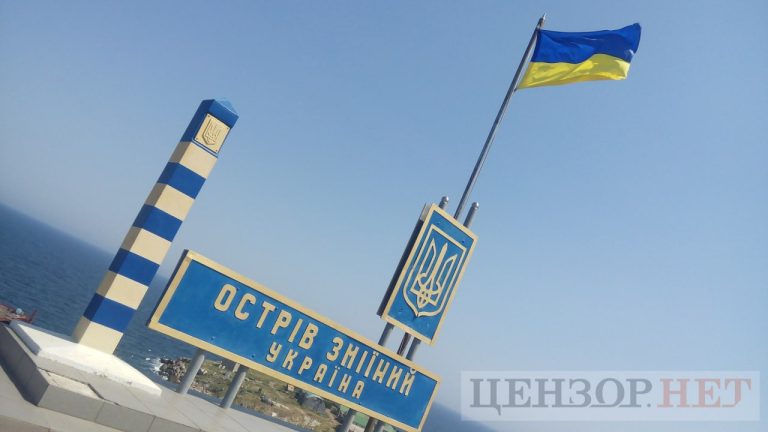 "Прапор України на острові Зміїний встановлено. Військова операція завершена", - пресцентр Cил оборони Півдня