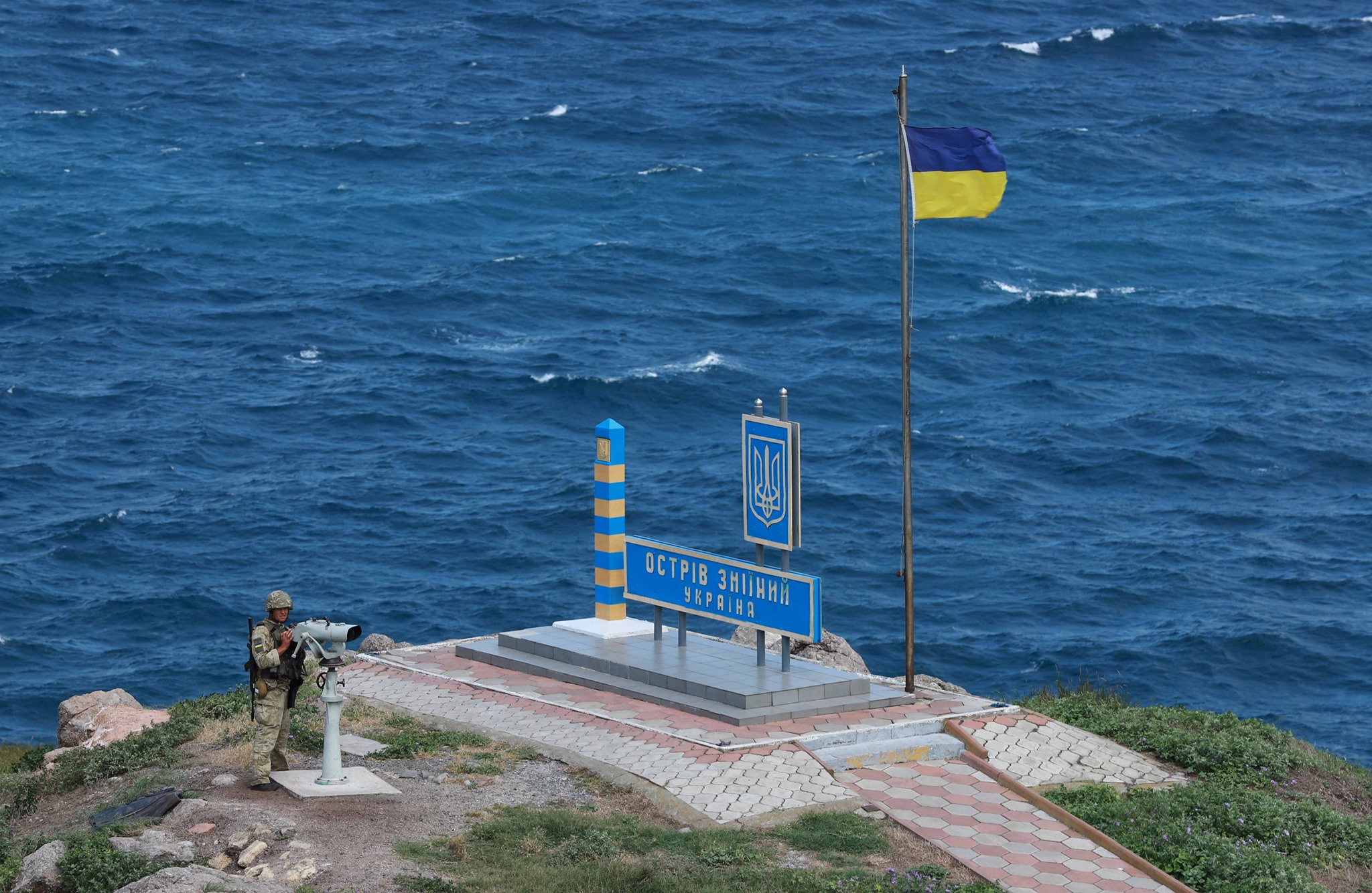 У Британії пояснили, чому росіяни залишили острів Зміїний