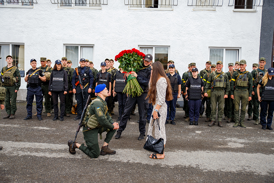 На Франківщині курсант оригінально освідчився в коханні своїй дівчині