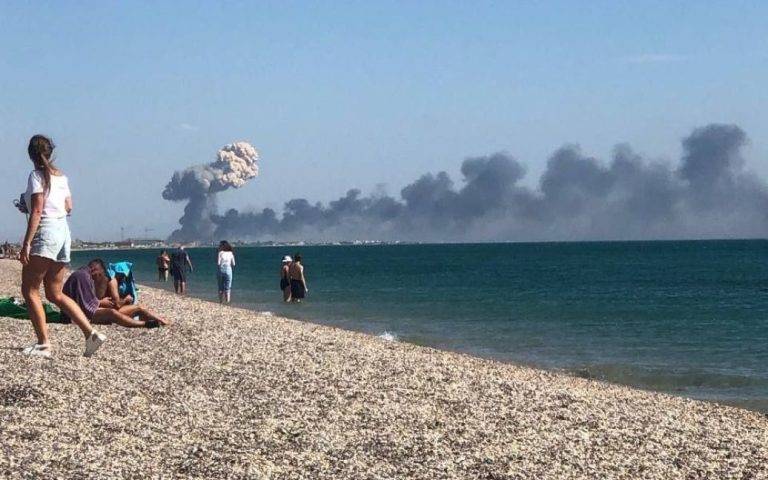 В окупованому Криму повідомили про вибухи у районі військового аеродрому