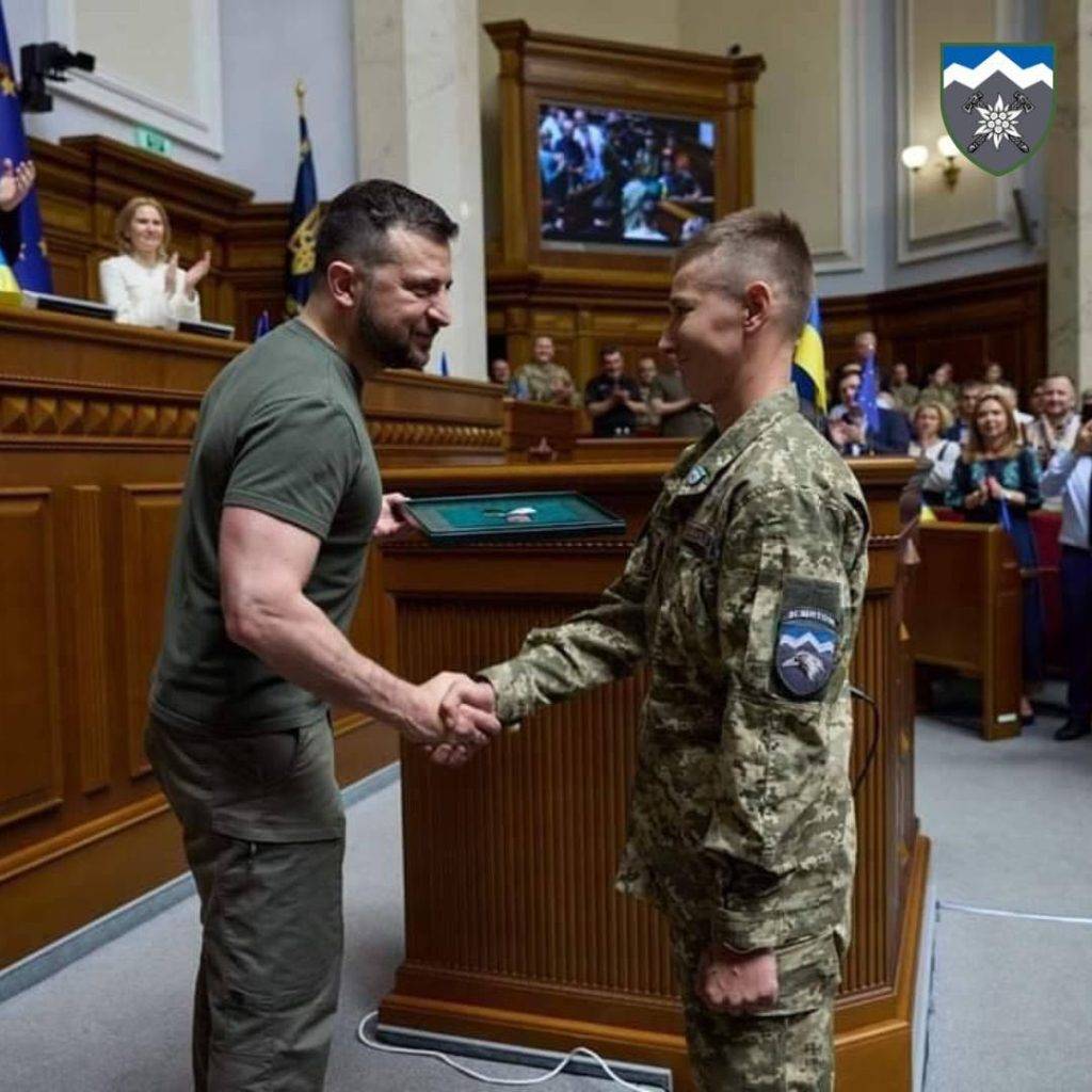 Справжня "валькірія": сержантці прикарпатської "десятки" Президент вручив "Хрест бойових заслуг"