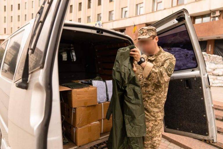 З Івано-Франківської ОВА нашим воїнам передали декілька сотень водонепроникних плащів