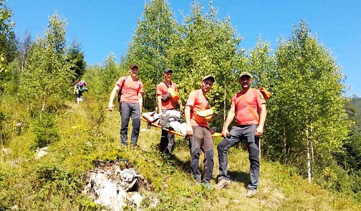 В Карпатах травмувалася туристка, її знесли на ношах