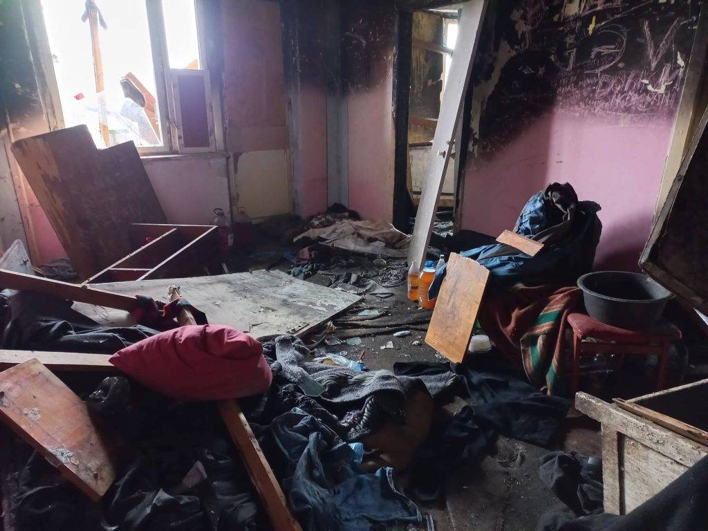 Кидався з ножем на дитину та щось палив у квартирі: у Калуші росіянин тероризує сусідів