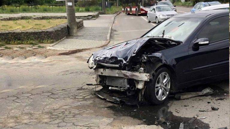 У потужній автотрощі на перехресті Івасюка-Хоткевича постраждали водії та пішохід