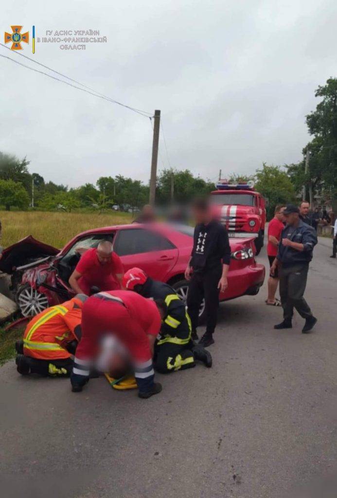 ДТП на Косівщині: щоб витягнути із понівеченого автомобіля сім'ю, довелося викликати рятувальників