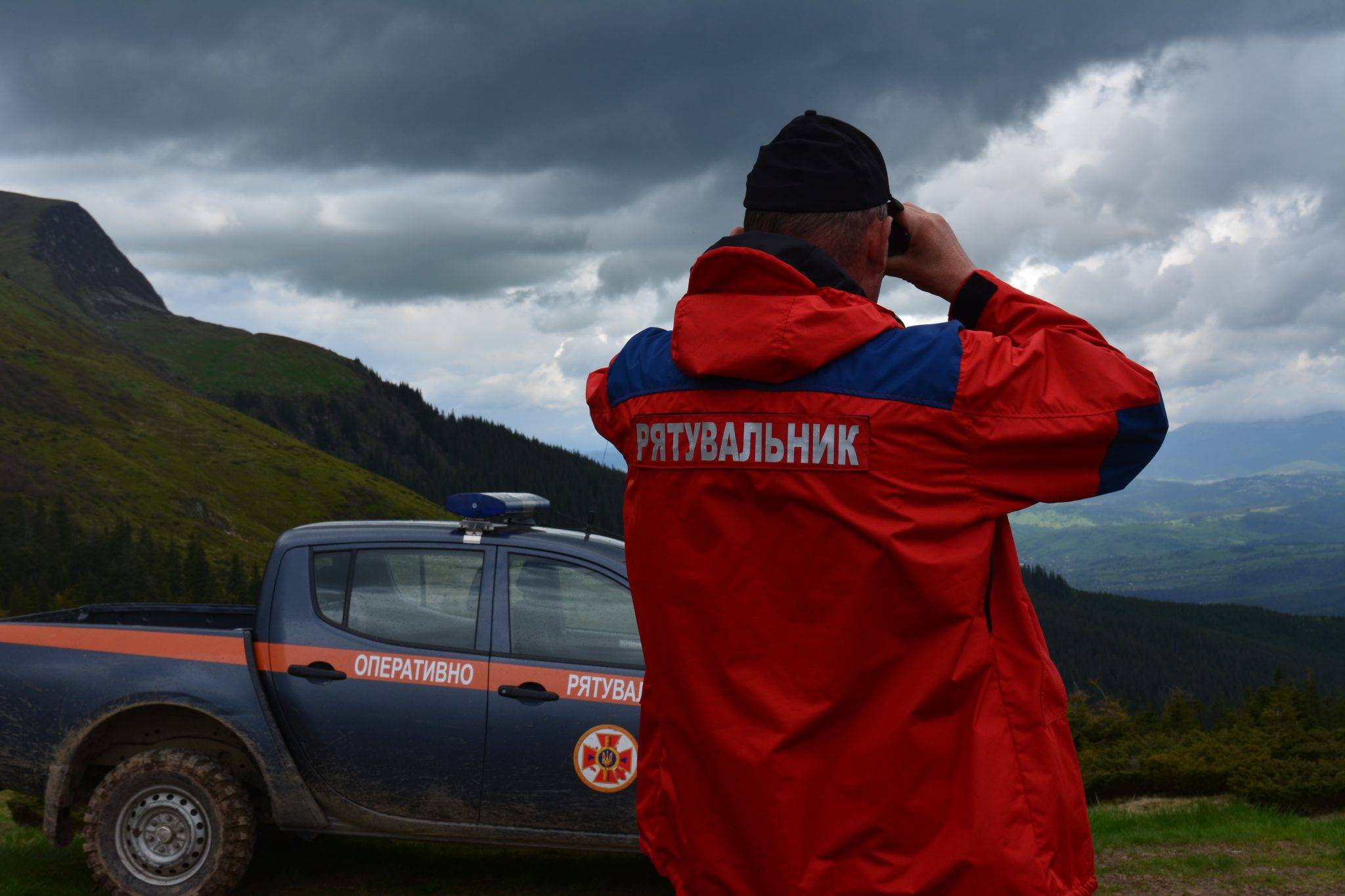 Вчора ввечері рятувальники розшукали туристів, які заблукали в горах Яремчанщини