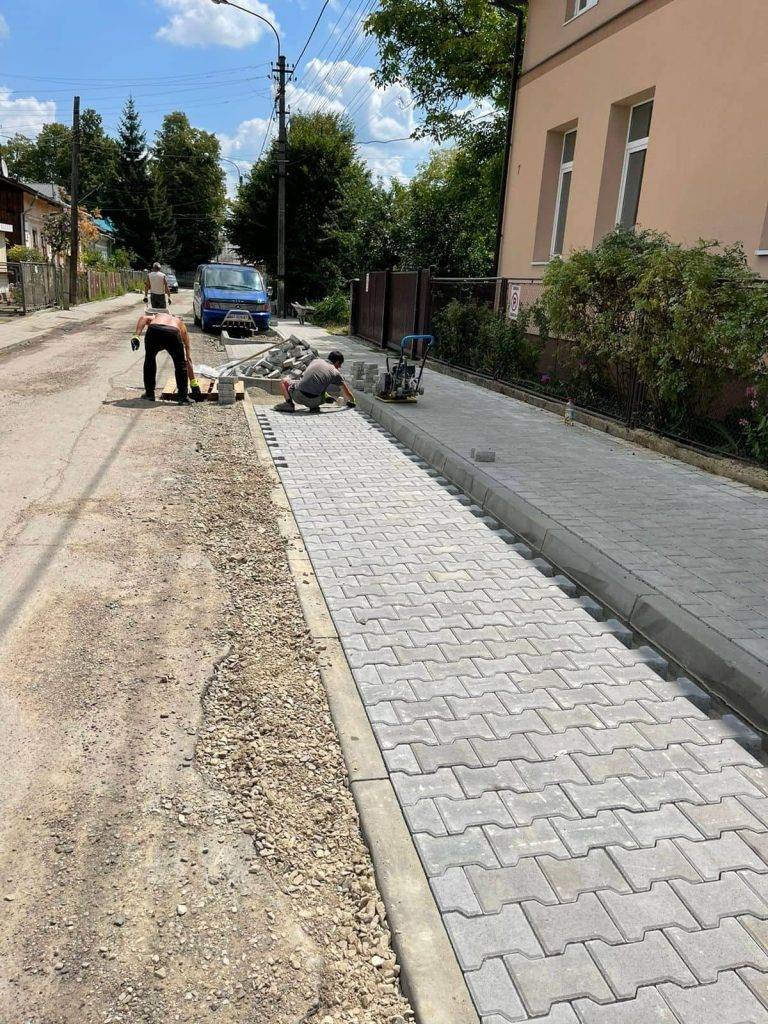 На одній із вулиць Франківська облаштовують нові тротуари