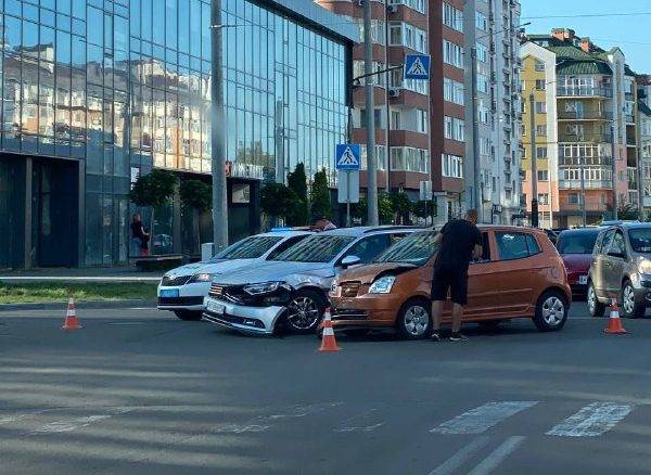 У середмісті Франківська дорогу не поділили два автомобілі