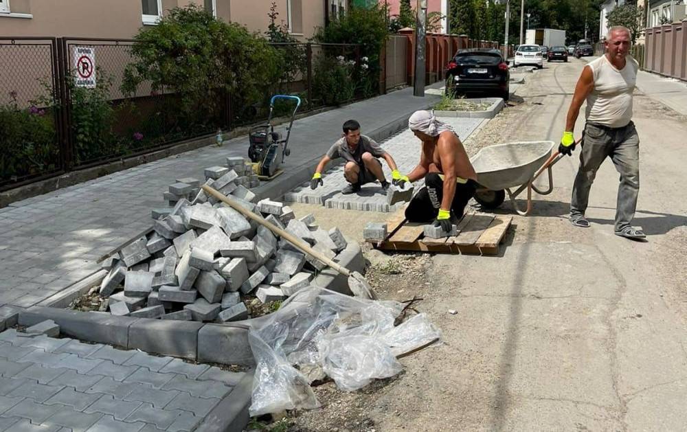 На одній із вулиць Франківська облаштовують нові тротуари