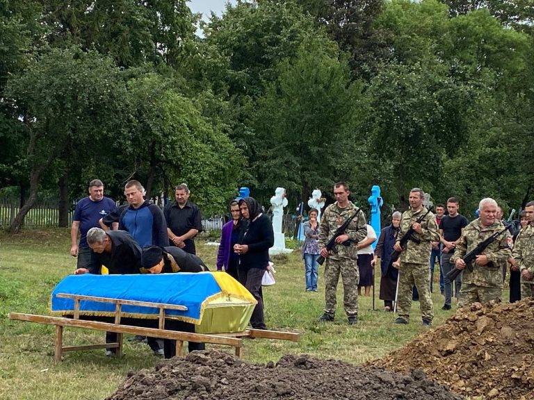 Городенківська громада попрощалася із військовим Василем Пундиком