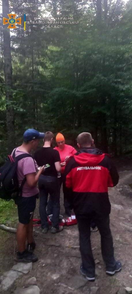 Вчора ввечері рятувальники розшукали туристів, які заблукали в горах Яремчанщини
