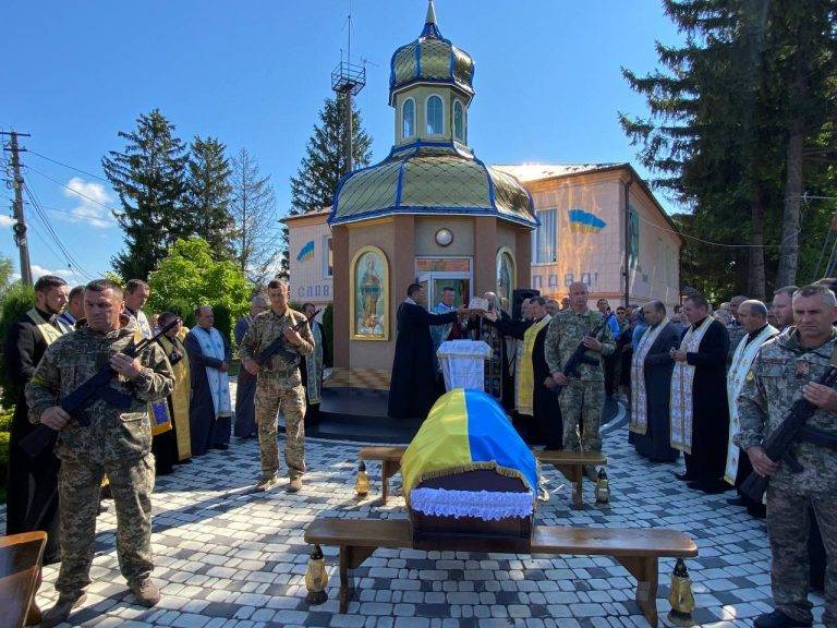 У Городенці на колінах та зі сльозами на очах зустріли Героя Миколу Березовського