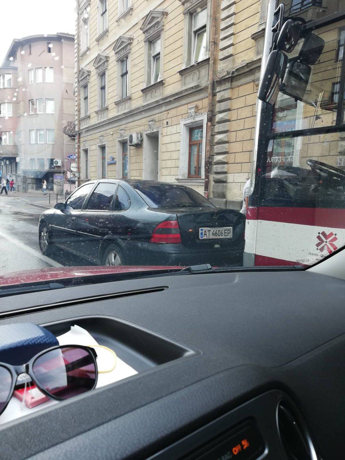 У центрі Франківська комунальний автобус врізався у легковик: формується затор