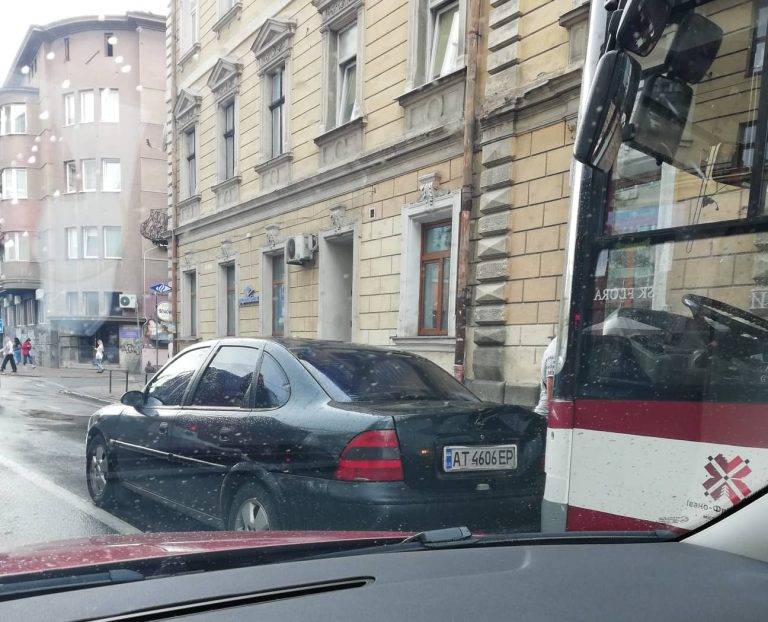 У центрі Франківська комунальний автобус врізався у легковик: формується затор