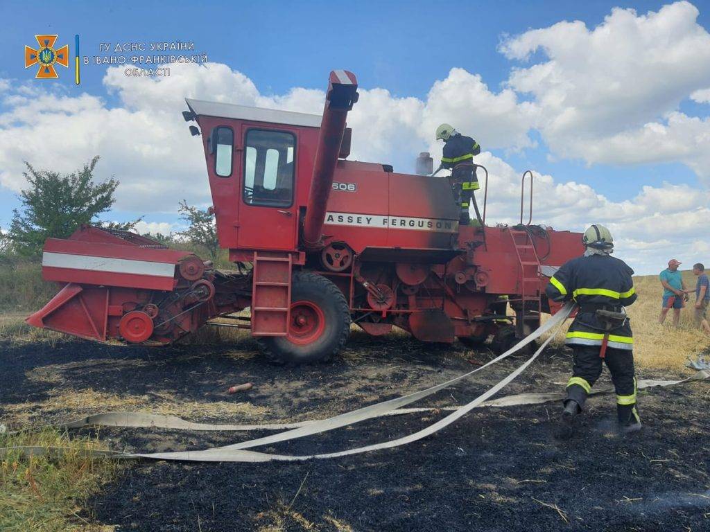 У полі на Франківщині горів комбайн