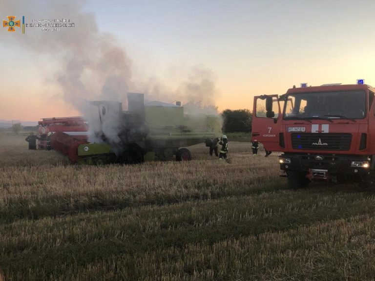 На Коломийщині в полі загорівся комбайн