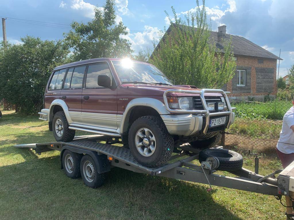 Як франківка з друзями-волонтерами приганяє з-за кордону автомобілі для ЗСУ