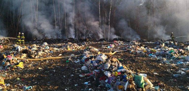 На Долинщині спалахнула пожежа на сміттєзвалищі