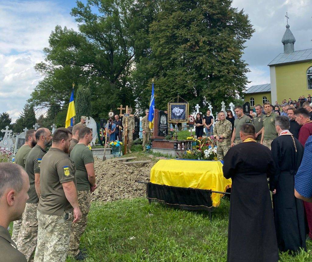 Боровся та помер як Герой: на Коломийщині попрощалися зі ще одним воїном
