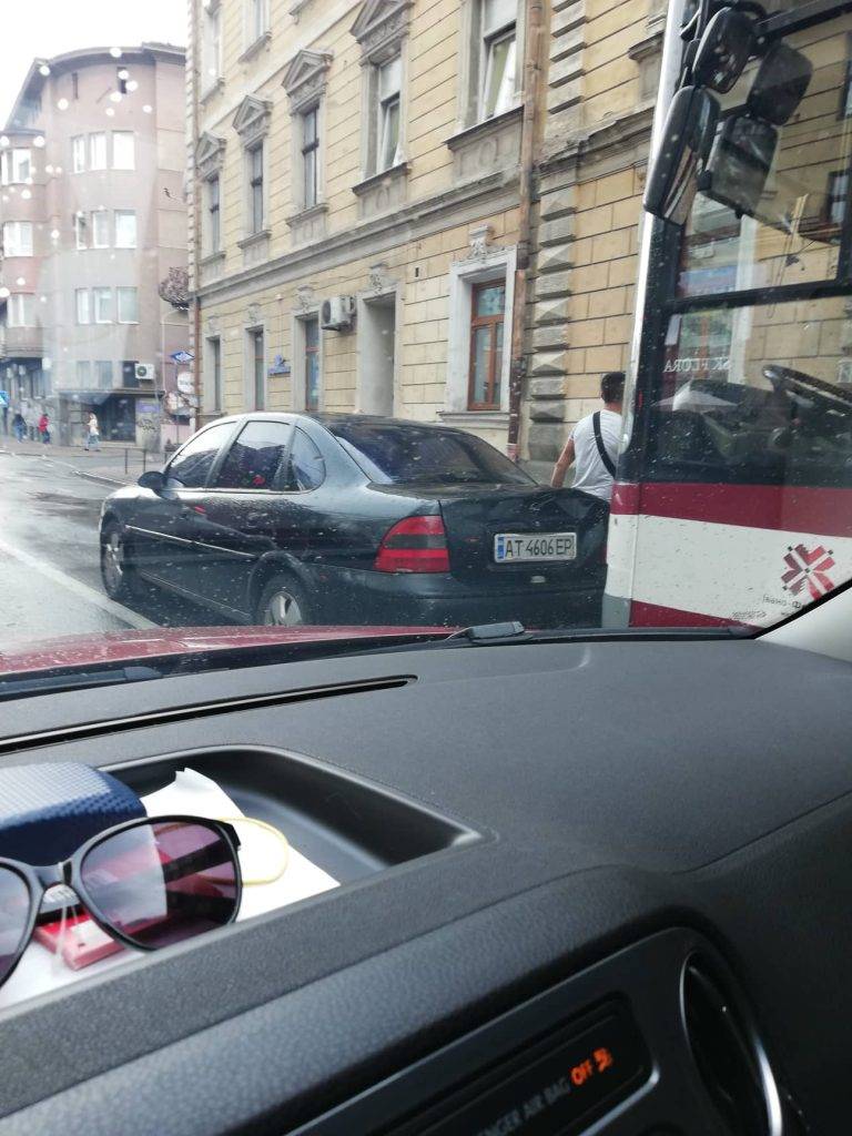 У центрі Франківська комунальний автобус врізався у легковик: формується затор