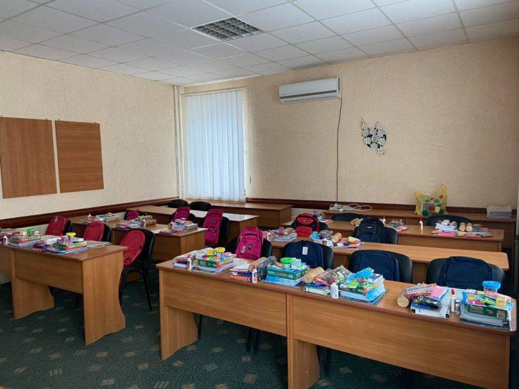 У Городенці дітям-сиротам вручили рюкзаки з канцтоварами