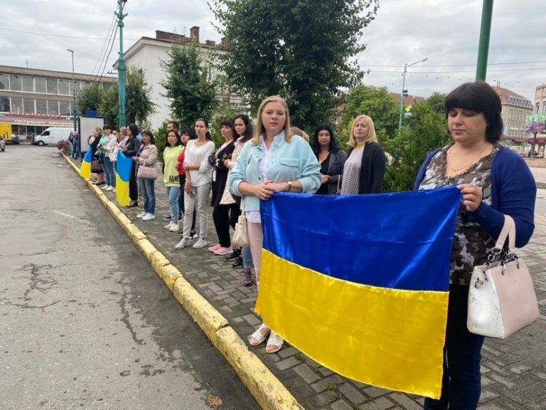 Мешканці Надвірнянщини на колінах зустріли тіло загиблого земляка-героя