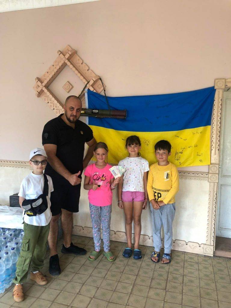 Поблизу Франківська діти на імпровізованому блок-пості зібрали понад тисячу гривень на ЗСУ