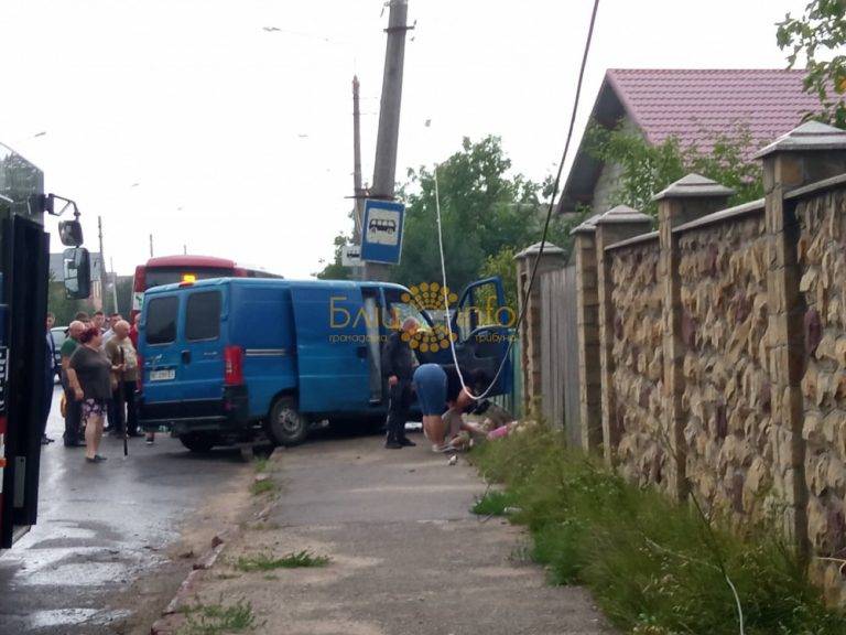 У Франківську бус влетів у електроопору: є постраждалі, серед них - діти