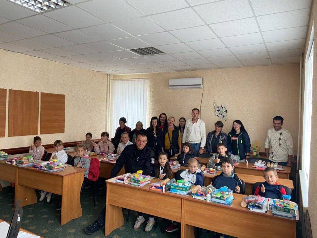 У Городенці дітям-сиротам вручили рюкзаки з канцтоварами