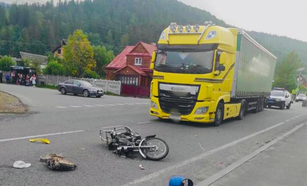 Внаслідок потужної ДТП у Татрові, водій мотоцикла помер у лікарні