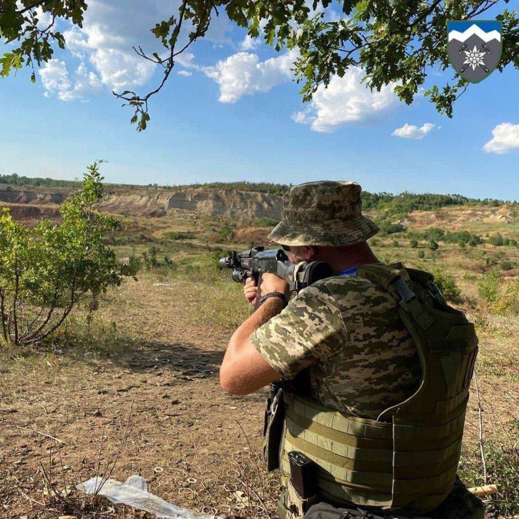 Без пауз і вихідних: як прикарпатські "едельвейси" відточують майстерність на полігоні